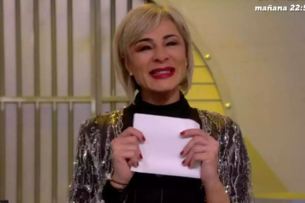 Captura d'Ana María Aldón plorant a GH DÚO amb la carta del seu fill