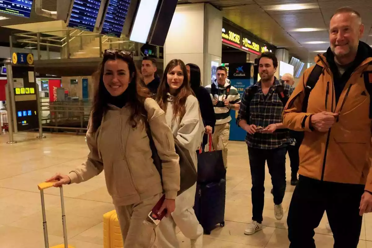 Arantxa del Sol, Miri Pérez, Mario González, Javier Ungría i Pedro Aguado a l'aeroport