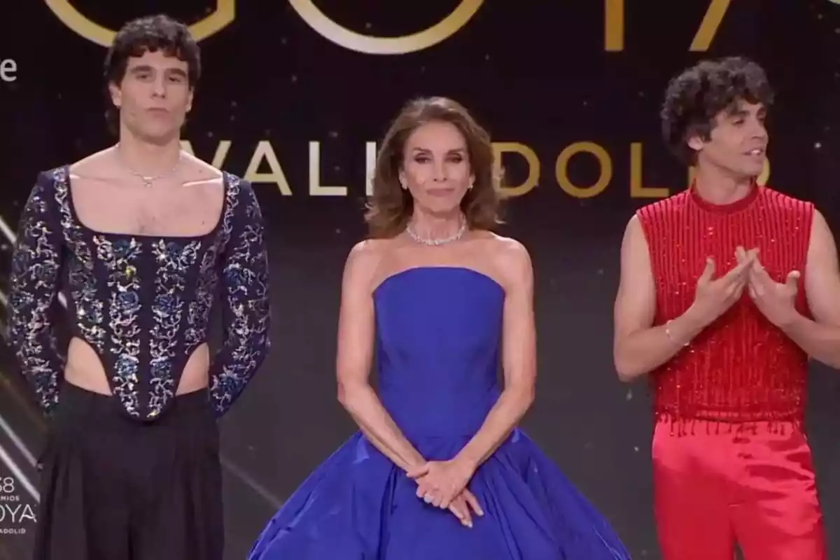 Captura d'Ana Belén, Javi Calvo i Javi Ambrossi presentant els premis Goya