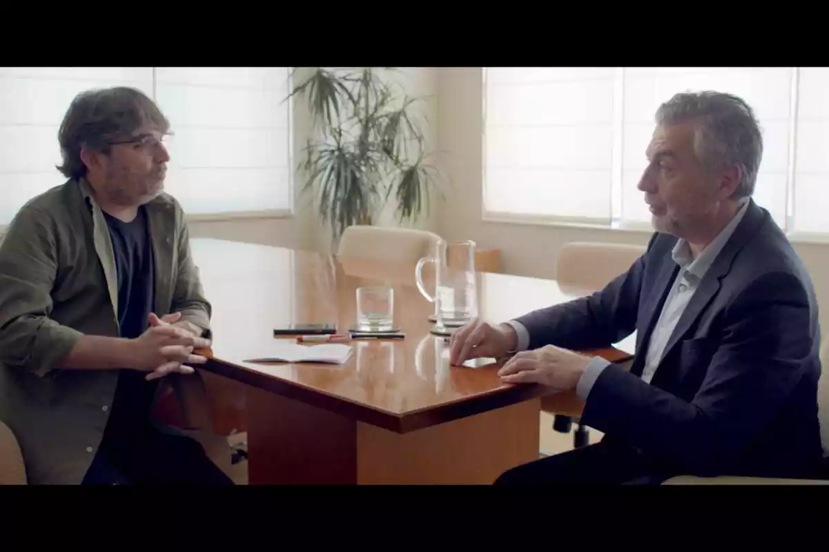 Fotografia de l'entrevista de Jordi Évole a Carlos Alsina, junts asseguts en una taula, a Lo de Évole de laSexta