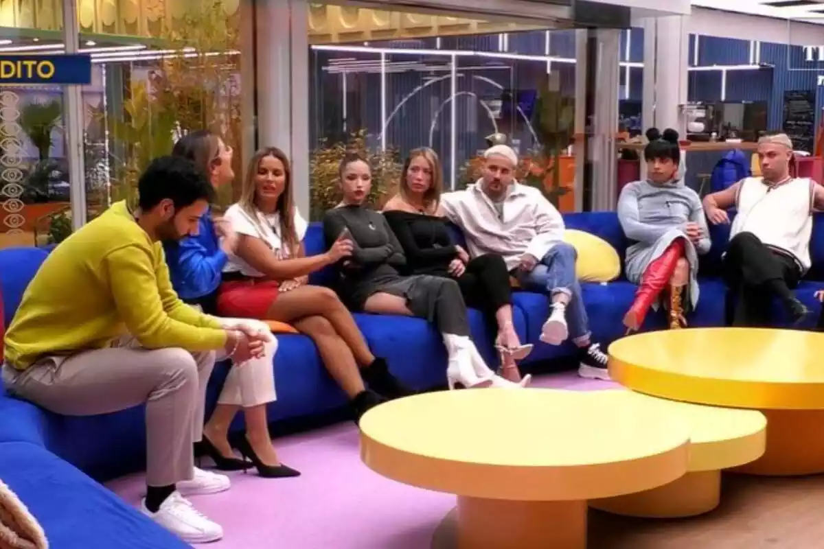 Captura dels concursants de GH DÚO al saló: Asraf Beno, Elena Rodríguez, Marta López, Lucía Sánchez, Mayka Rivera, Manuel González i Keroseno