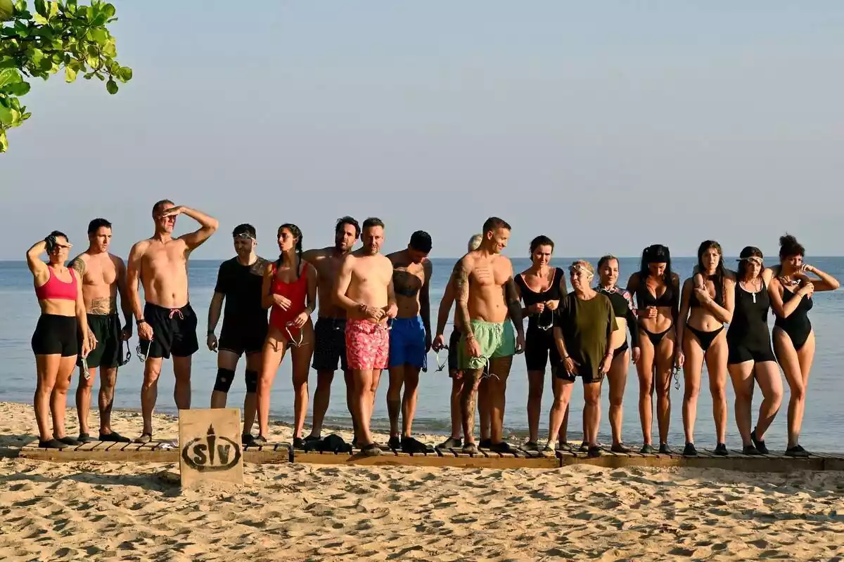 Fotografia grupal dels concursants de Supervivientes 2024 després de saltar de l'helicòpter Fotografia grupal dels concursants de Supervivientes 2024 després de saltar de l'helicòpter