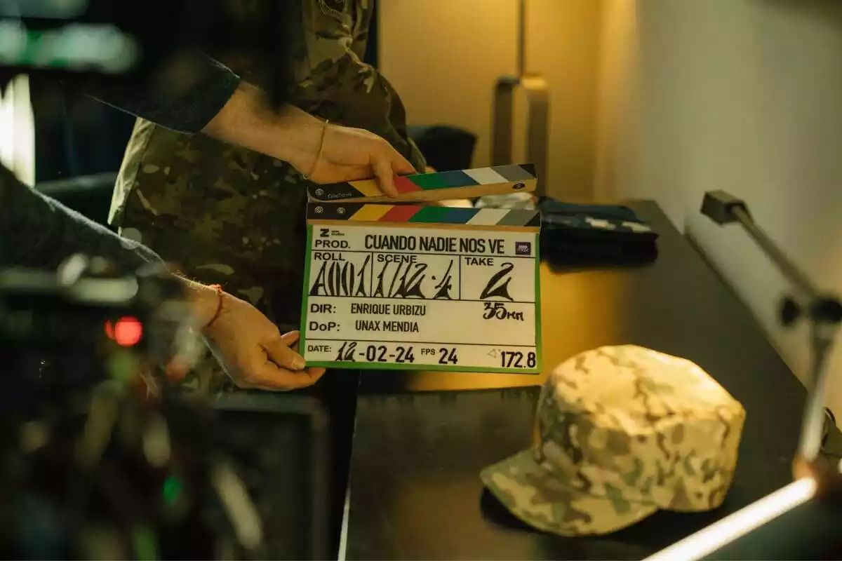 Fotografia d'una claqueta per anunciar l'inici del rodatge de Quan ningú no ens veu d'HBO Max