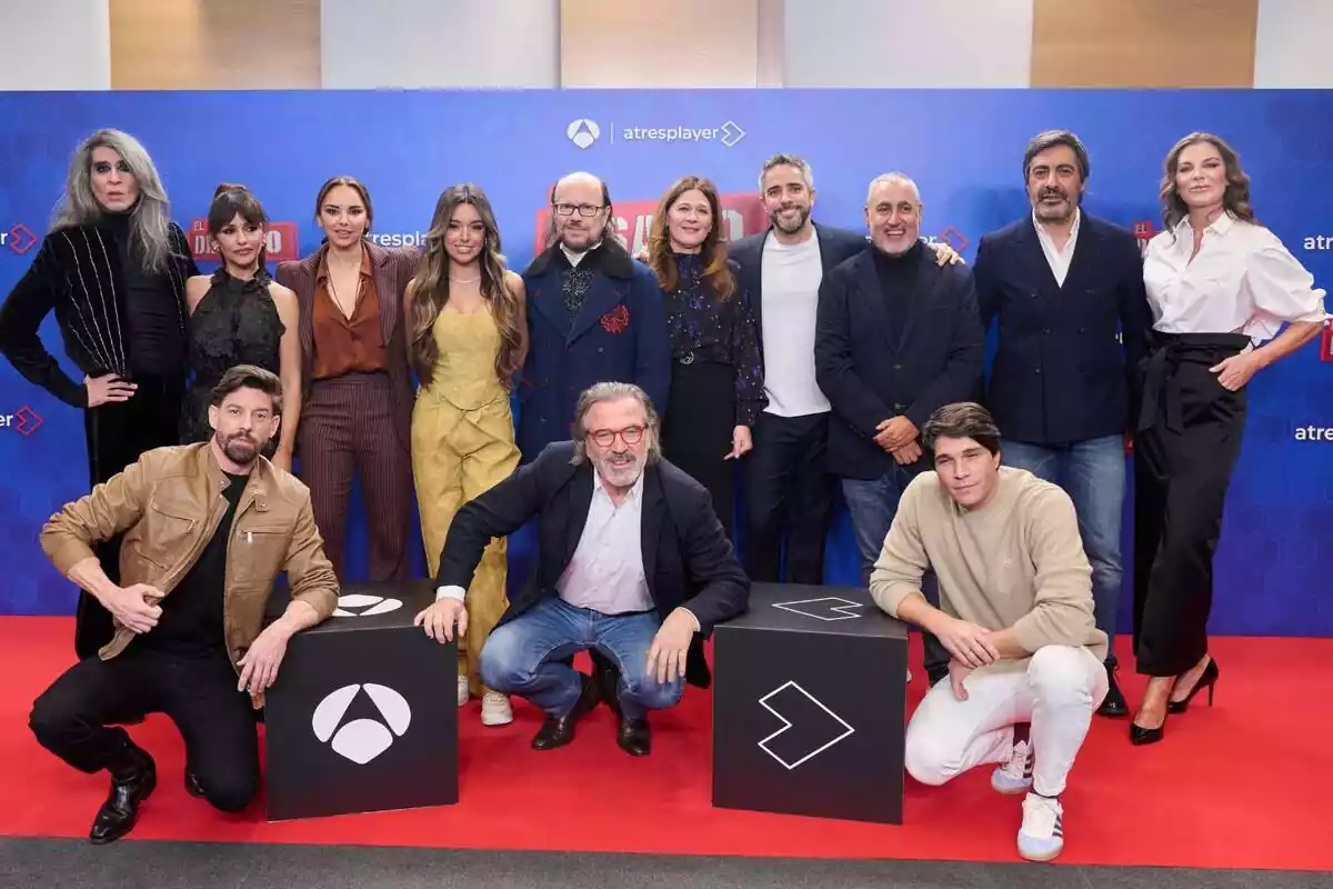 Fotografia grupal del càsting d'El Desafío de Antena 3 a la roda de premsa
