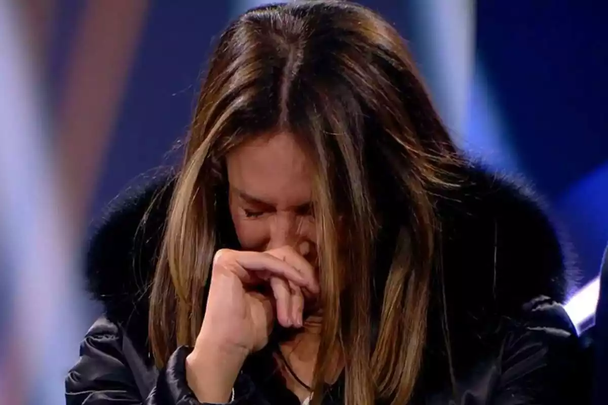 Captura d'Elena Rodríguez plorant amb la mà a la cara durant el debat de GH DÚO