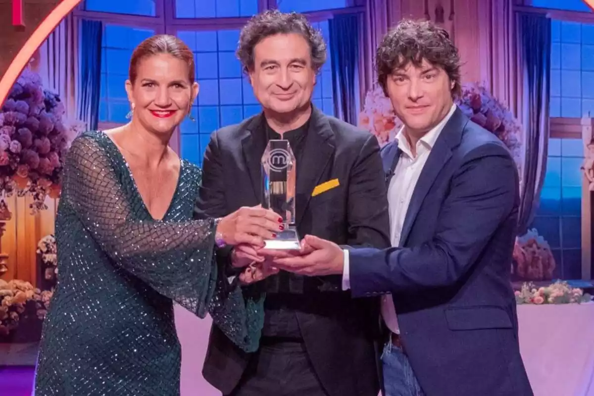 Fotografia de Pepe Rodríguez, Jordi Cruz i Samantha Vallejo-Nágera sostenint el premi del guanyador a la final de MasterChef Junior