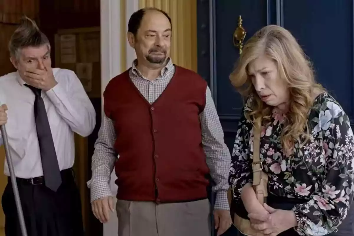 Captura de Jordi Sánchez com a Antonio Recio, Nathalie Seseña com a Berta i Nacho Guerreros al final de la temporada 14 de La que s'acosta