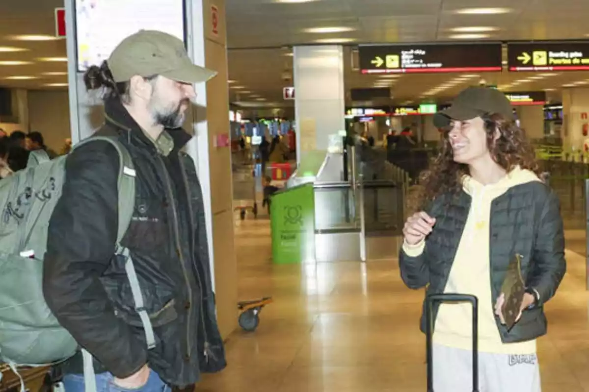Fotografia de Laura Madrueño acomiadant-se del seu marit a l'aeroport abans d'anar a Supervivientes