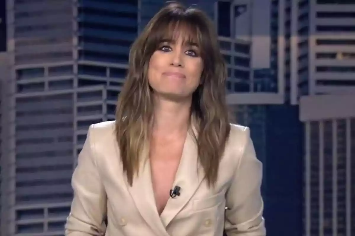 Captura d'Isabel Jiménez durant el tancament del plató d'Informatius Telecinco