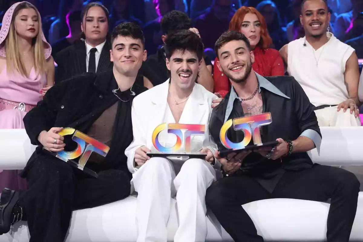 Fotografia de Juanjo, Martin i Lucas a la final d'OT 2023 sostenint el premi com a finalistes