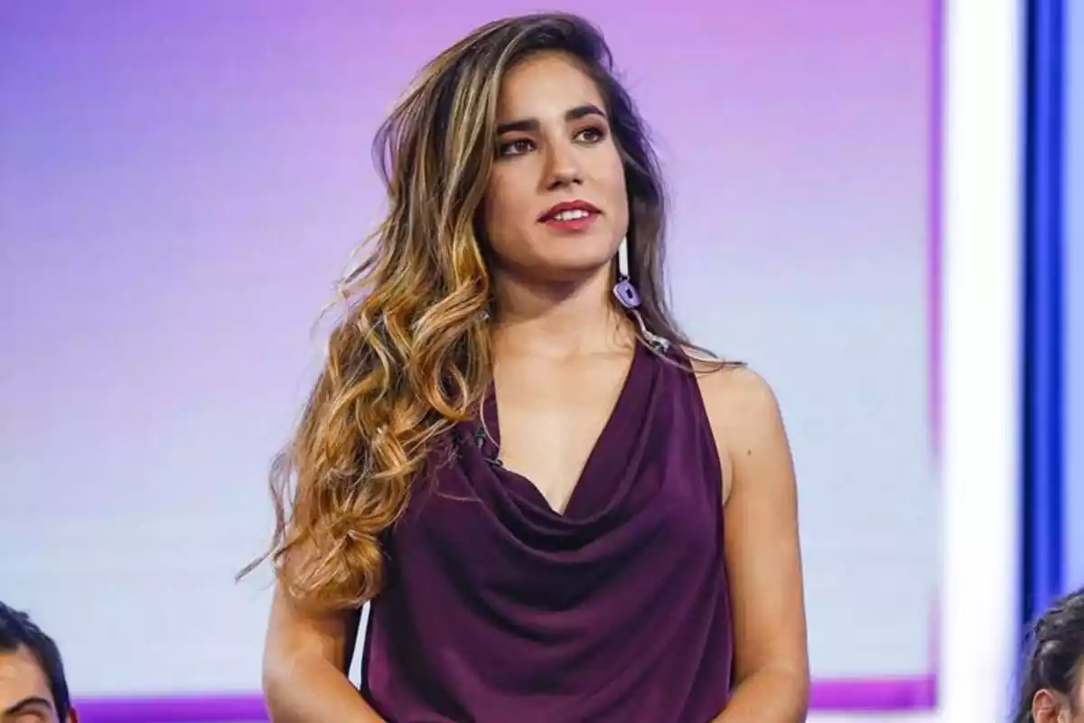 Fotografia de Julia Medina de peu amb un vestit morat a OT 2018 Fotografia de Julia Medina de peu amb un vestit morat a OT 2018