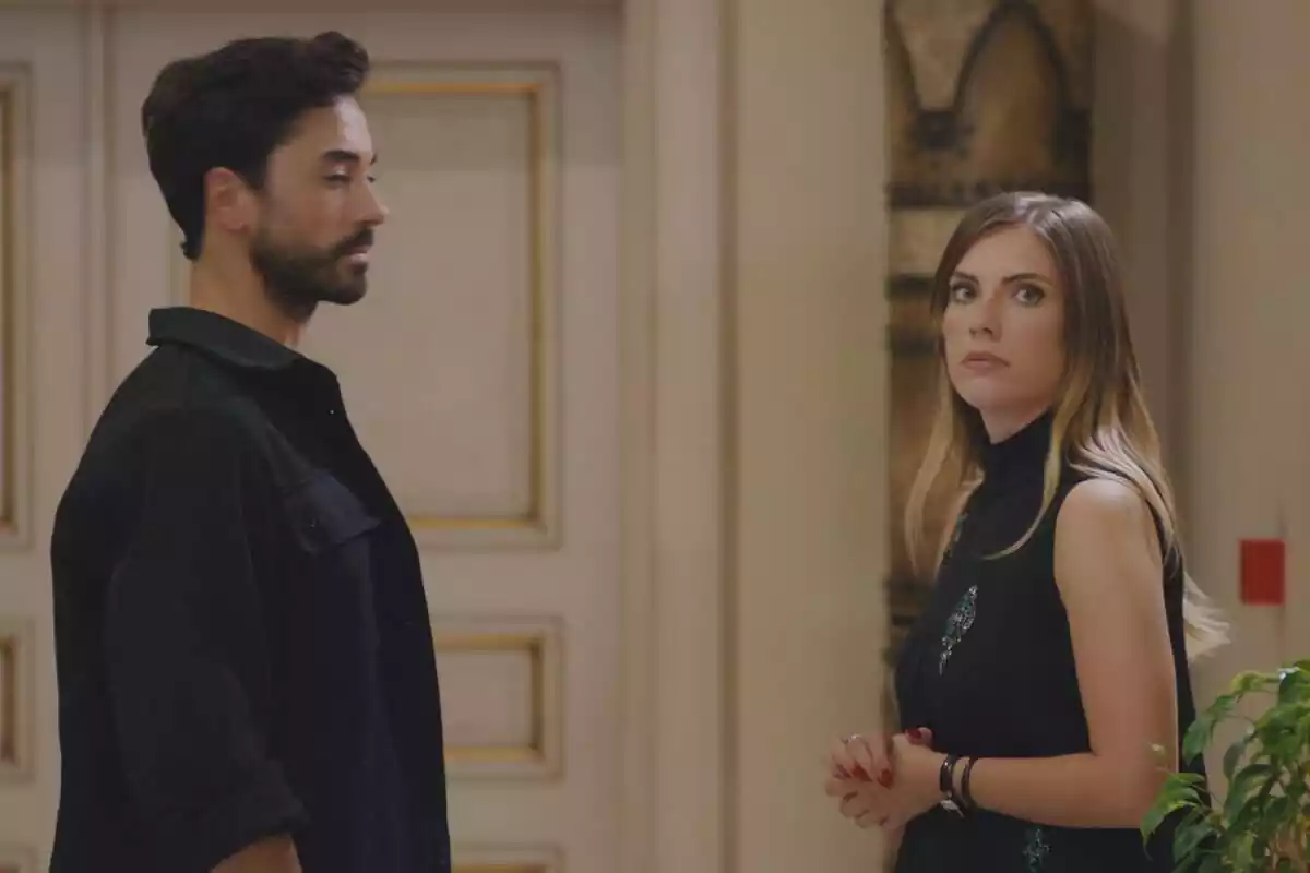 Captura de pantalla de la sèrie 'Pecado Original' on apareixen Kerim i Yildiz amb rostre seriós
