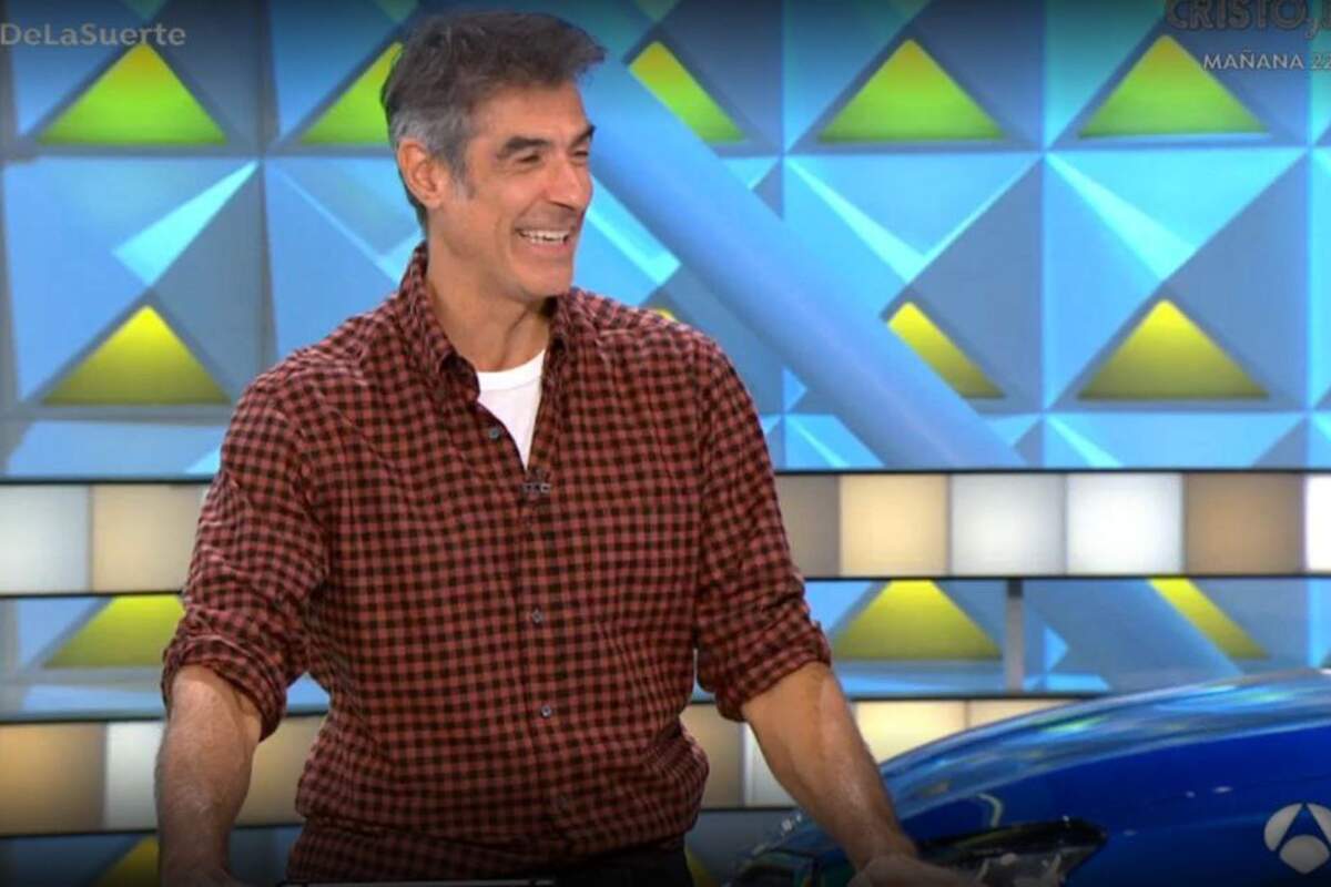 Captura de 'La Ruleta de la Suerte' amb Jorge Fernández rient amb una camisa de quadres el 28 de novembre de 2023