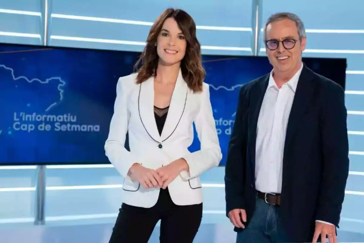 Fotografia de Laura Mesa i Albert Font com a presentadors de l'informatiu cap de setmana de RTVE