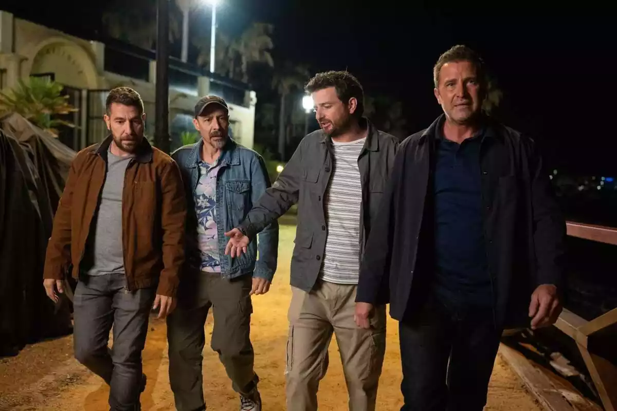 Fotografia de Fernando Gil, Raúl Tejón, Gorka Otxoa i Fele Martínez a la segona temporada de Mascles Alfa de Netflix