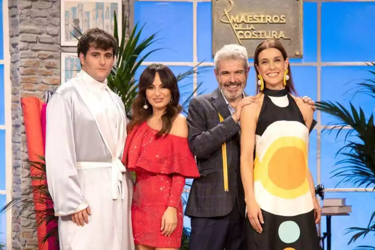 Raquel Sánchez Silva com a presentadora de Mestres de la Costura a La 1 amb el seu jurat: Lorenzo Caprile, María Escoté i Colom Spain