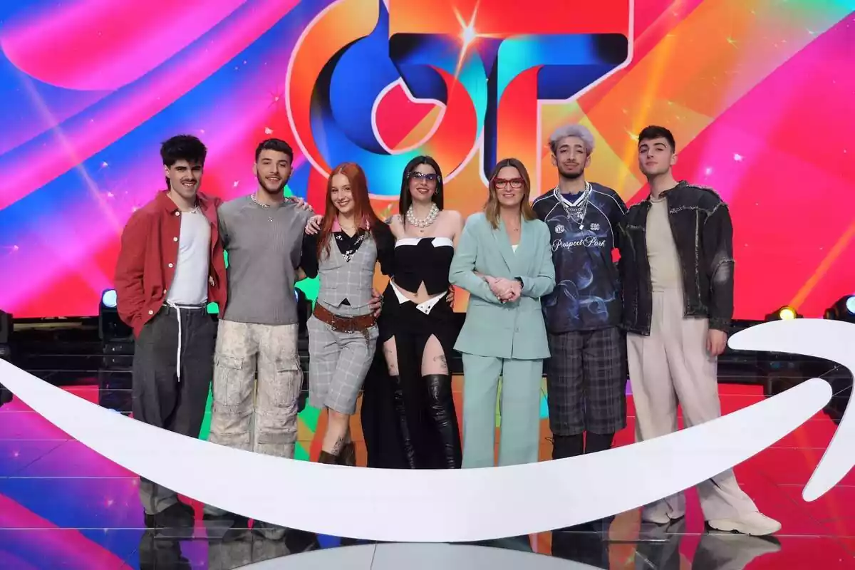 Fotografia de Noemí Galera juntament amb els finalistes d'OT 2023