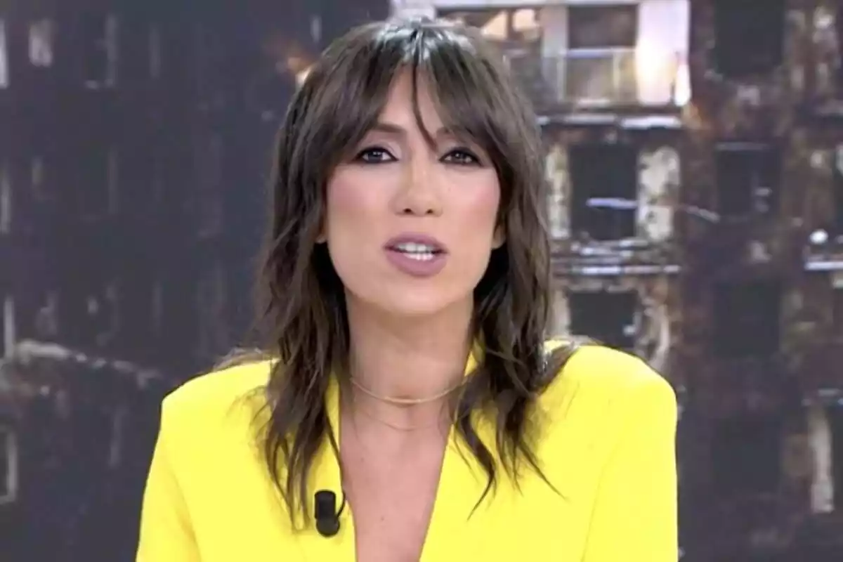 Captura de Patricia Pardo mirant a càmera amb un vestit groc a la tornada a Vamos a ver a Telecinco