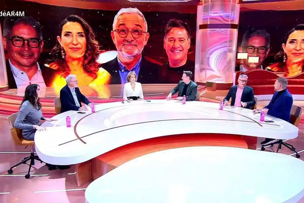 Captura del plató de TardeAR amb un retrobament de Cròniques Marcianes amb Xavier Sardà, Paz Padilla, Boris Izaguirre, Carlos Latre i Frank Blanco amb Ana Rosa Quintana Captura del plató de TardeAR amb un retrobament de Cròniques Marcianes amb Xavier Sardà, Paz Padilla, Boris Izaguirre, Carlos Latre i Frank Blanco amb Ana Rosa Quintana