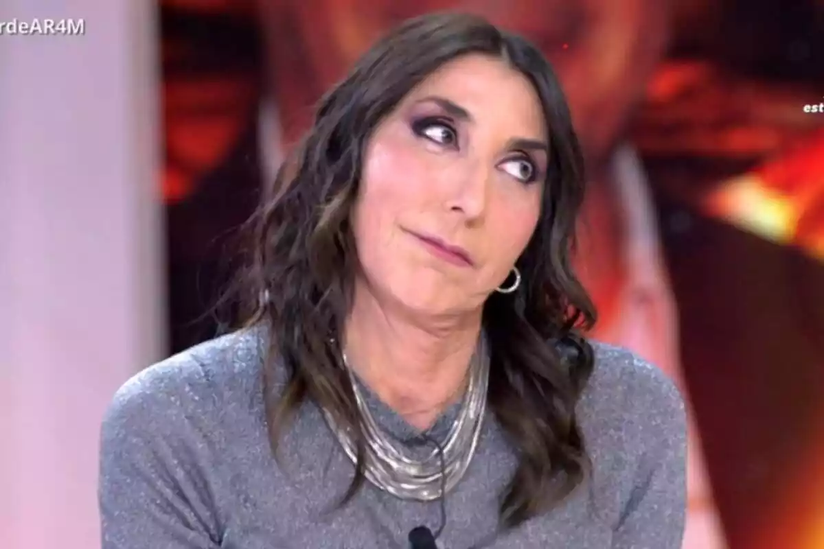 Captura de Pau Padilla mirant de banda al plató de TardeAR