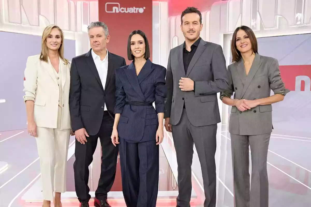 Fotografia dels presentadors de Notícies Cuatro al nou plató: Alba Lago, Diego Losada, Mónica Sanz, Roberto Arce i Marta Reyero