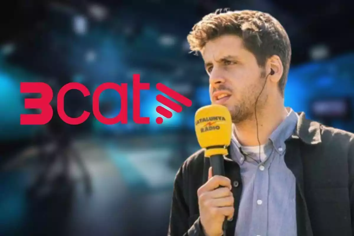 Roger Escapa amb el micròfon de Catalunya Ràdio i un plató de fons amb el logotip de 3Cat