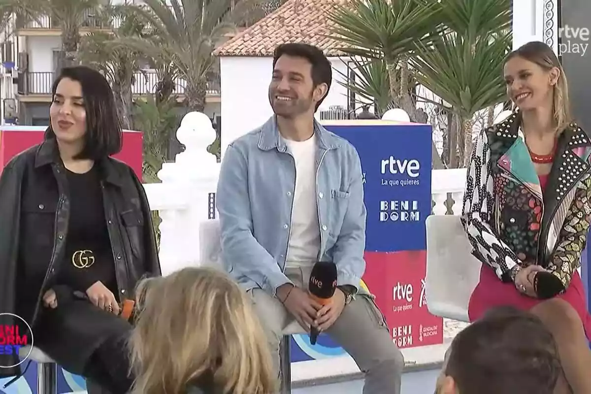 Captura de Ruth Lorenzo, Marc Calderó i Ana Prada a la roda de premsa del Benidorm Fest a RTVE