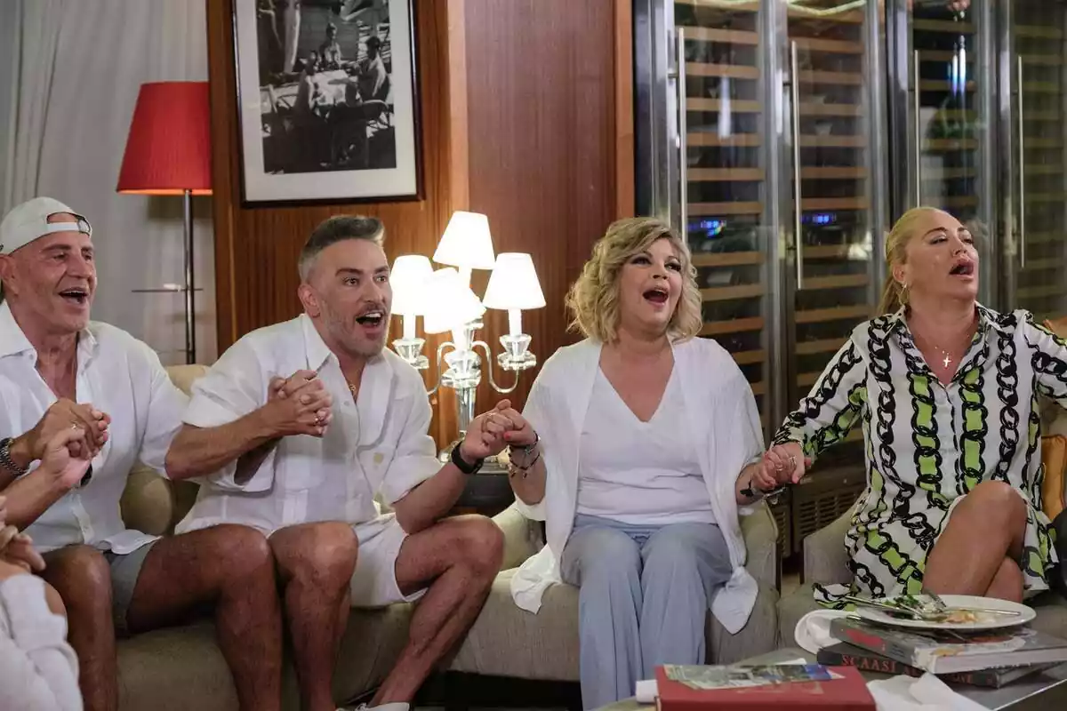 Kiko Matamoros, Kiko Hernández, Terelu Campos i Belén Esteban asseguts en un sofà a Sálvese qui pugui de Netflix