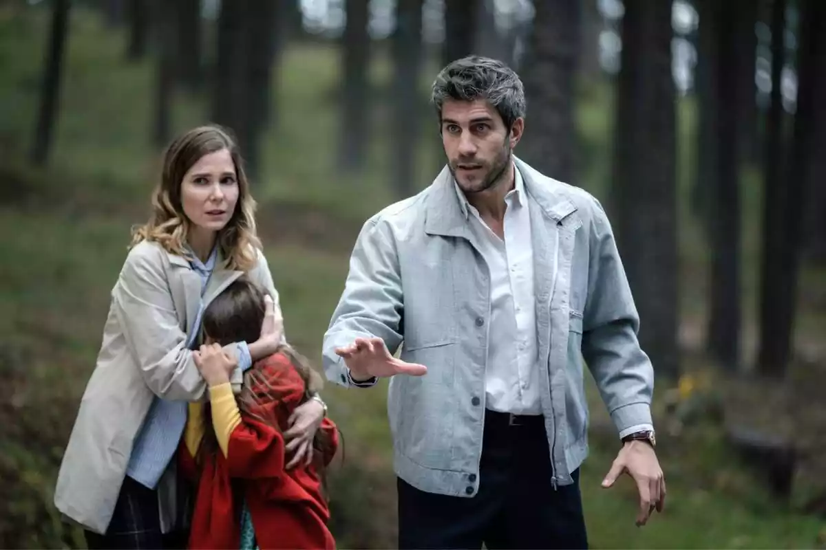 Captura de 'Sueños de Libertad' amb Begoña protegint una nena i Andreu amb la mà alçada en un bosc