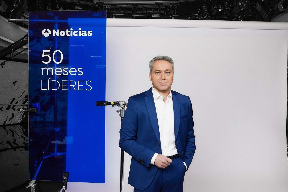 Posat de Vicente Vallés celebrant els 50 mesos de lideratge d'Antena 3 Notícies